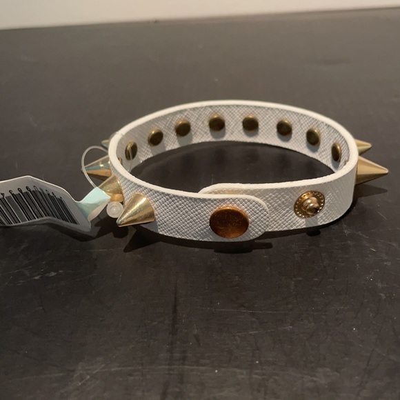 GOLD SPIKES WHITE GROSGRAIN LEATHER SNAP BRACELET - Picture 4 of 6